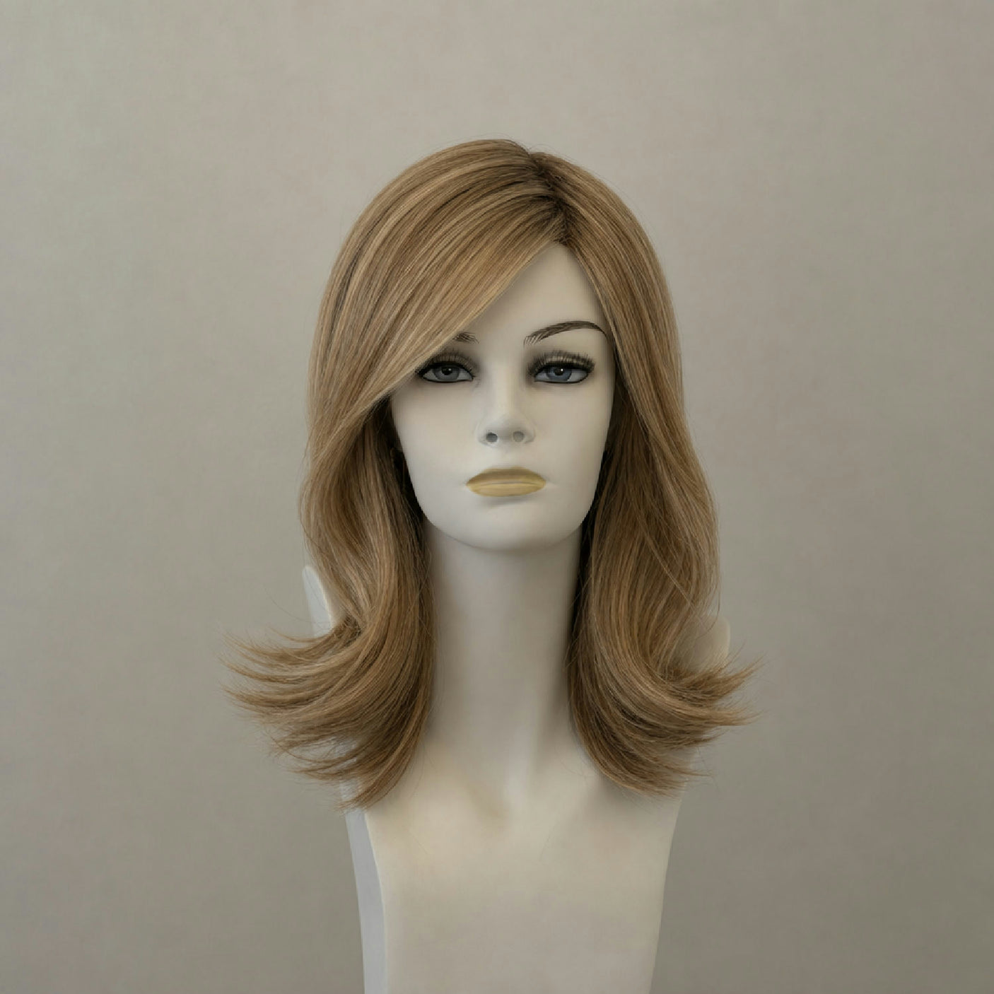 Dunkelblondes, mittellanges Lace-Front-Perückenmodell Alesia mit Wurzelung