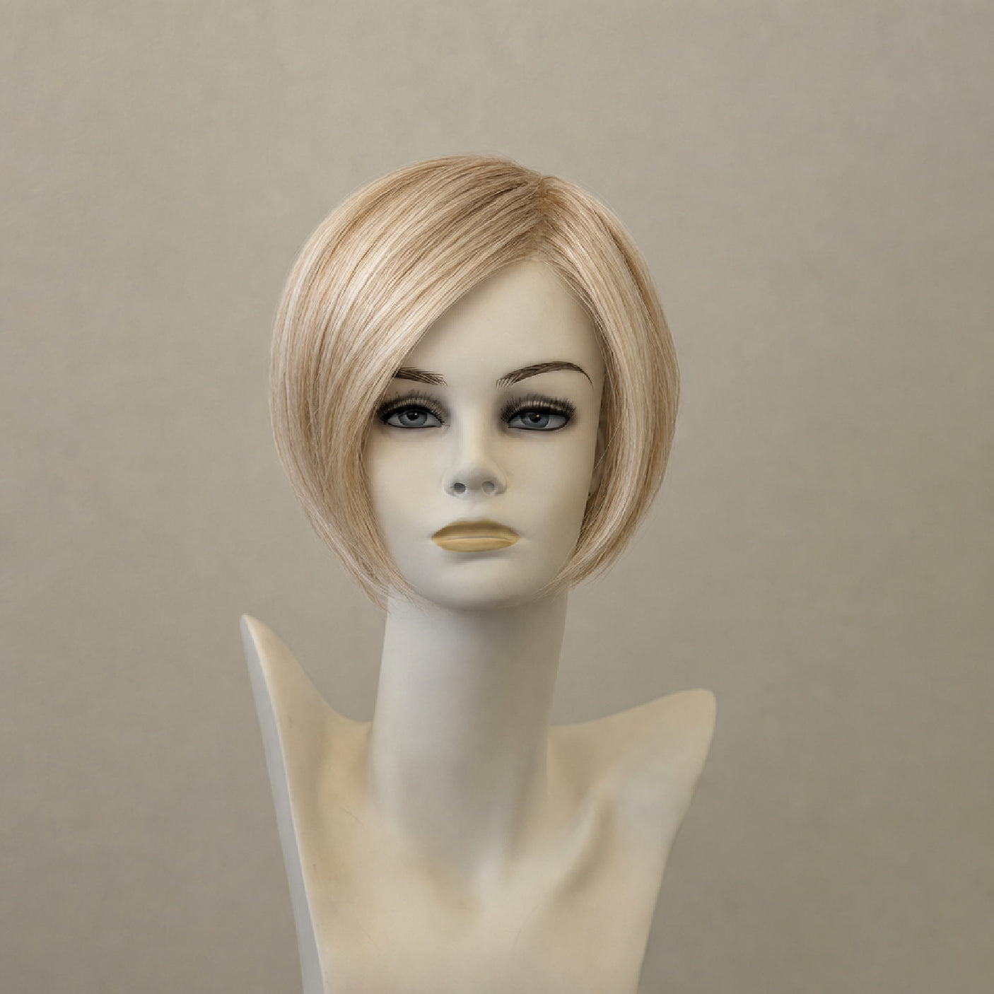 Danish Blond Bob Perücke mit dunkelblondem Ansatz und Monofilament-Oberteil