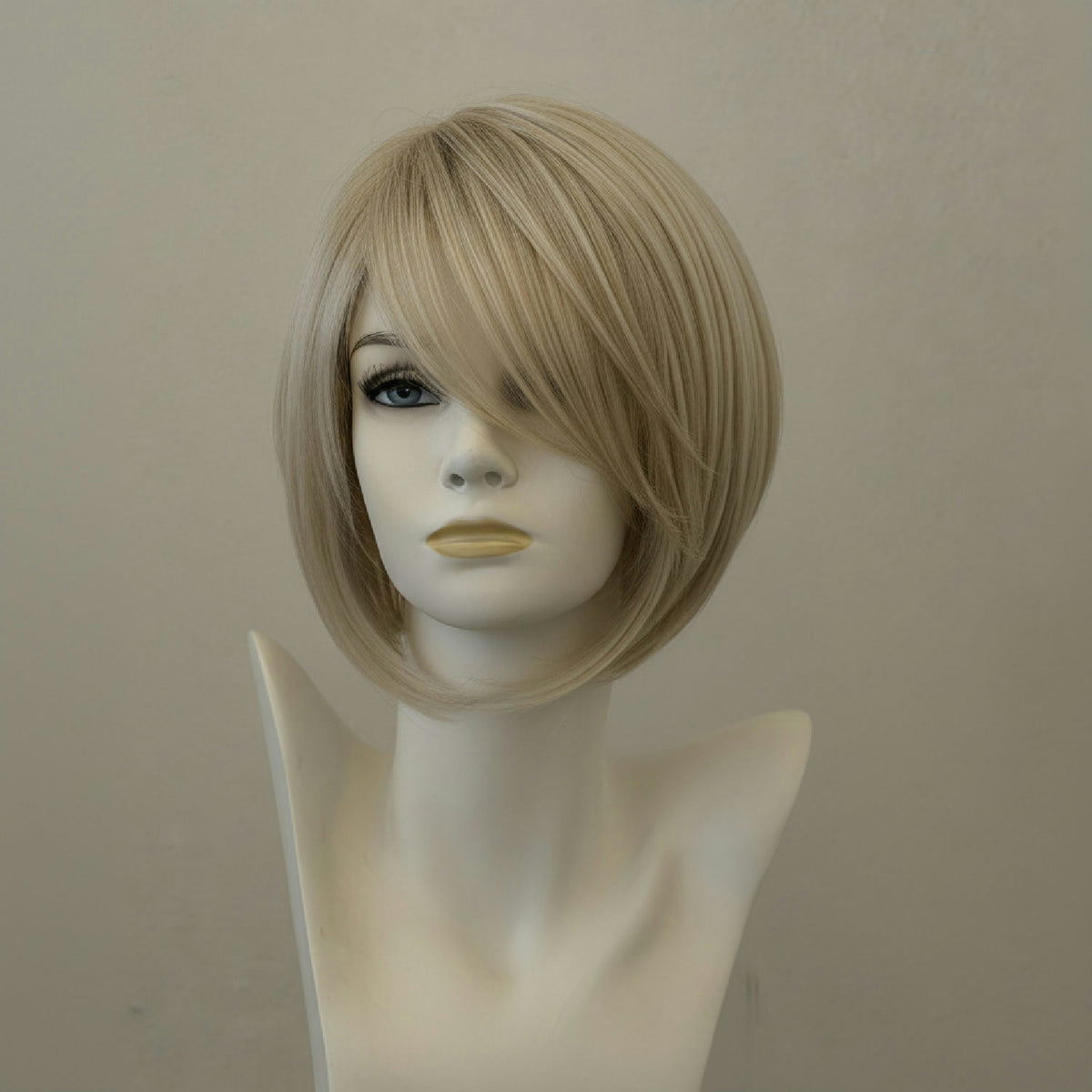Lange, blonde Perücke mit Seitenscheitel im natürlichen Schweden-Blond-Mix