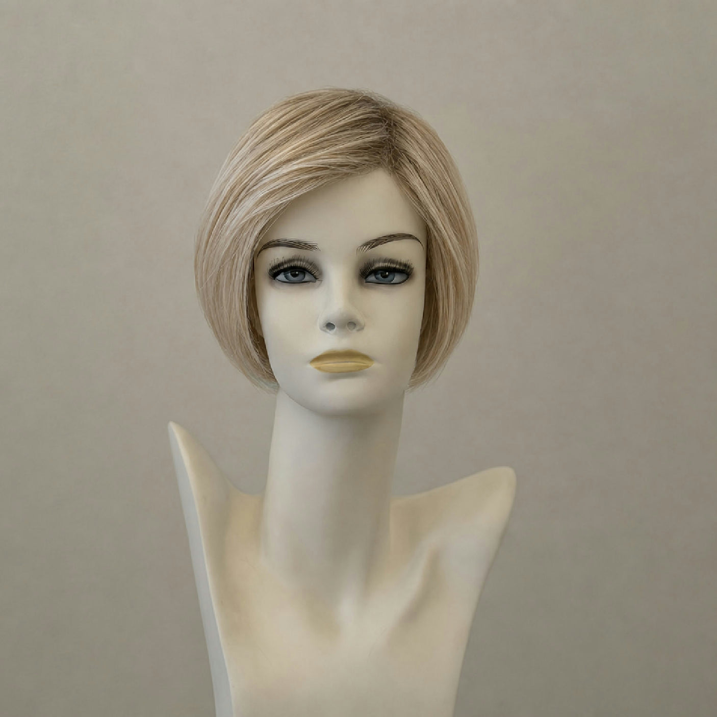 Amy Small Deluxe Perücke in sandblond mit Wurzelansatz