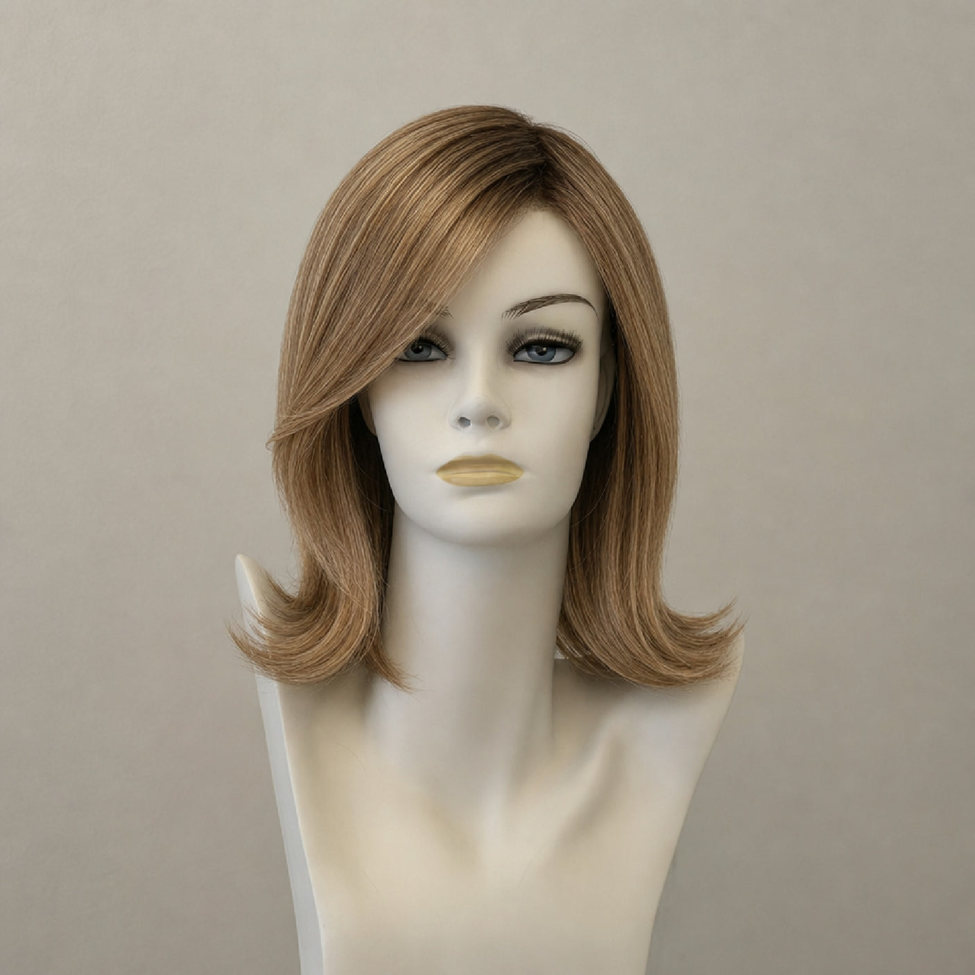 Kurze, wellige Perücke in den Farben Braun, Dunkelbraun und Blond.