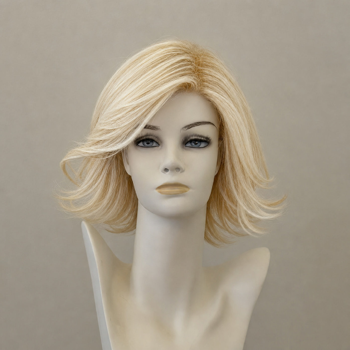 Pastelblonde Perücke im Balayage-Look mit sanftem Übergang, schulterlang