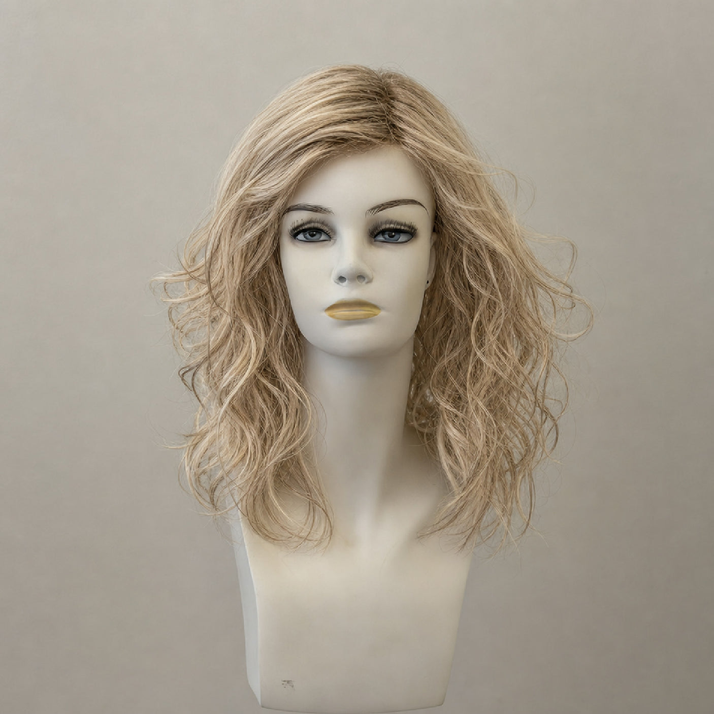 Lange, geschwungene Perücke Aria Mono Part, bahama beige/shad