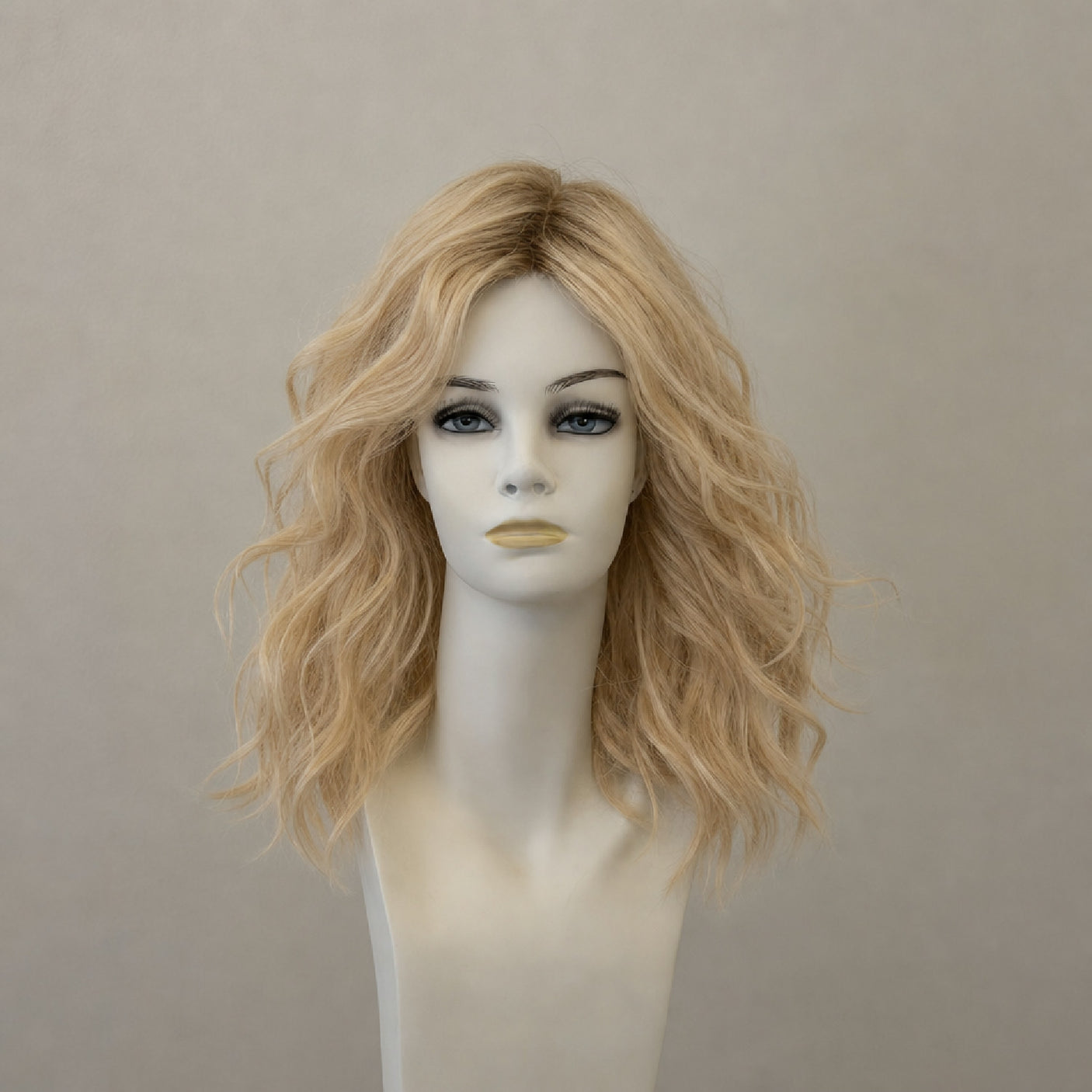 Lange, wellige Perücke in Caramel mit Highlights