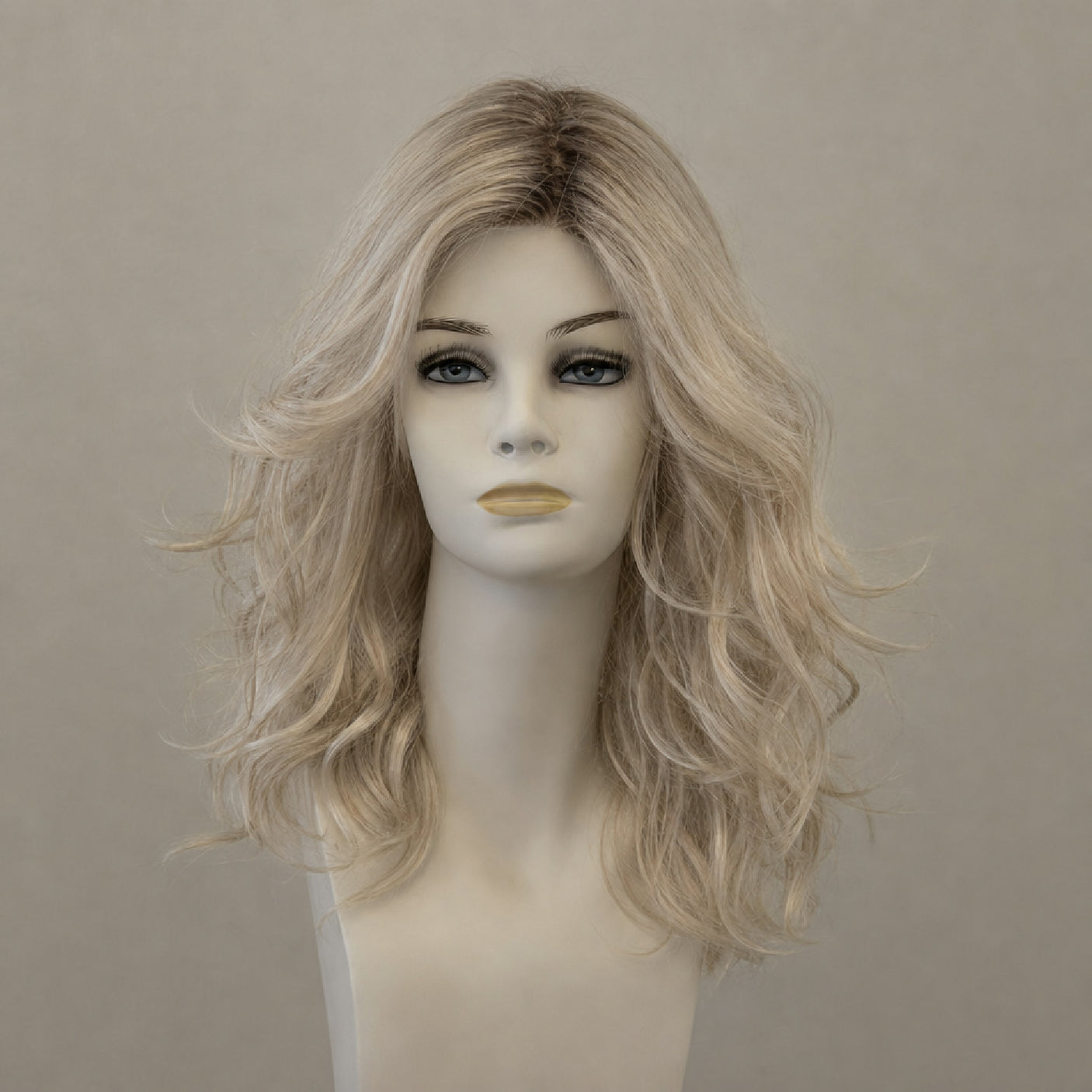 Sand blonde Perücke mit monochtem Scheitel, schulterlang, natürlich fallend