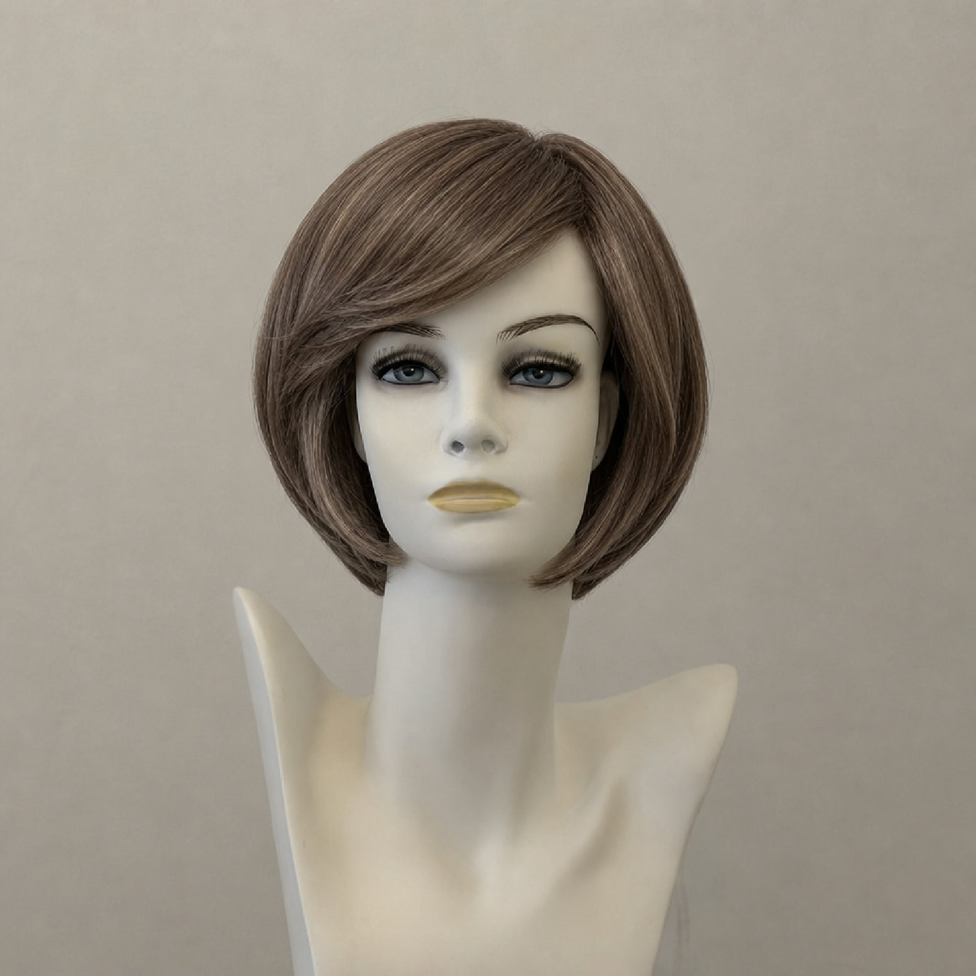Kurze, braune Perücke mit hellen Strähnen im Schulterbereich im Lace-Front-Stil