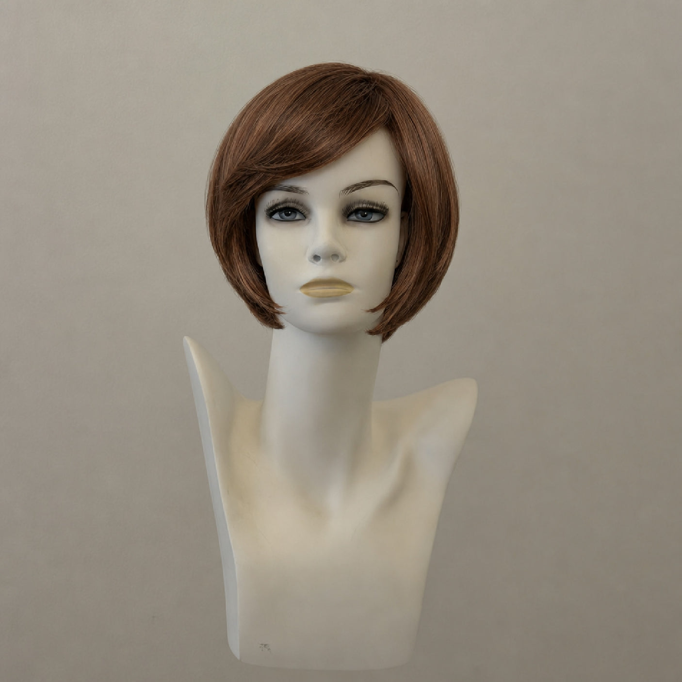 Lange, gewellte Perücke in hellem Kastanienbraun mit Lace Front.