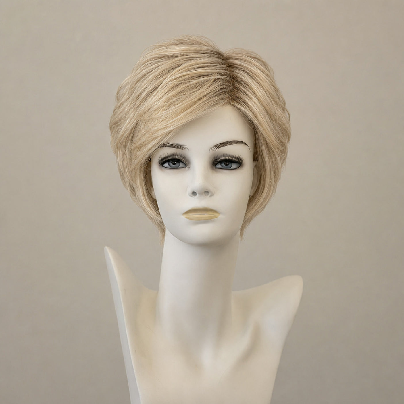 Ashley Mono Lace Perücke: Mittellange, wellige braune Perücke mit Spitze.