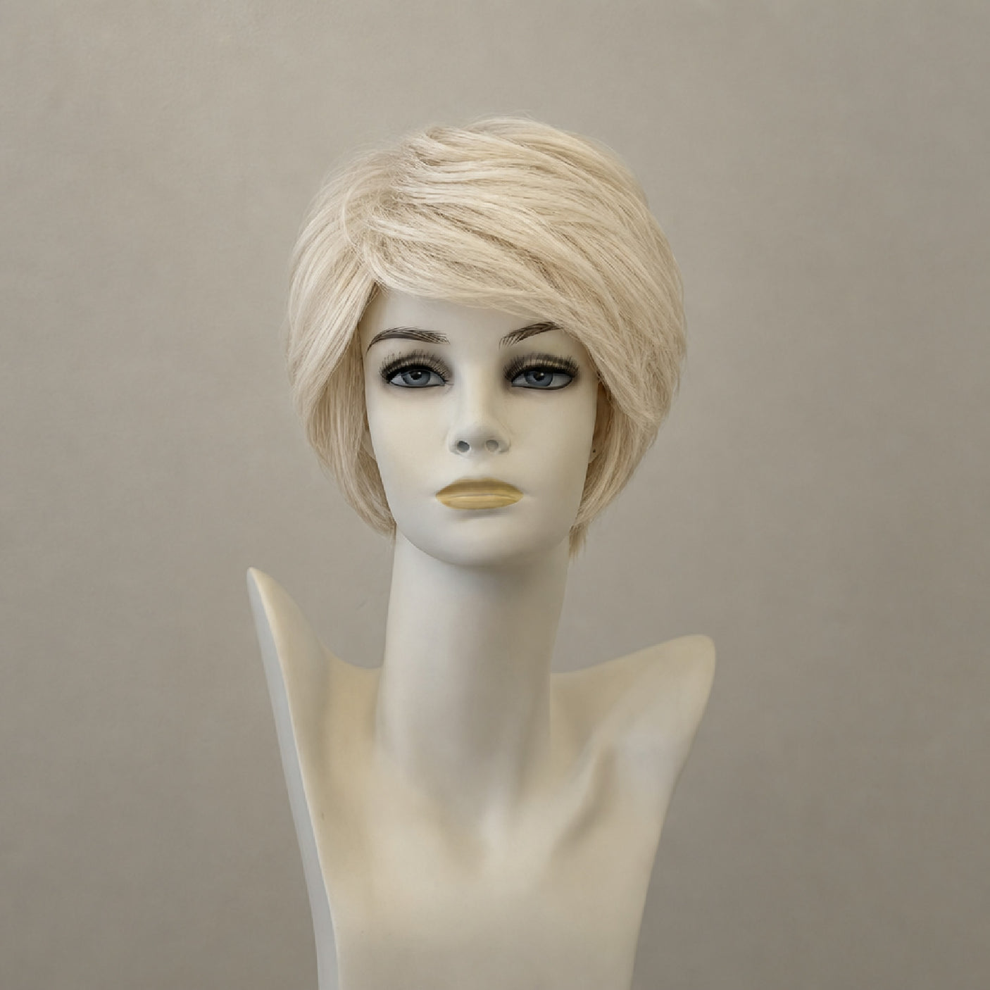 Graublonde Lace-Front-Perücke Ashley, mittellang, seidige Textur