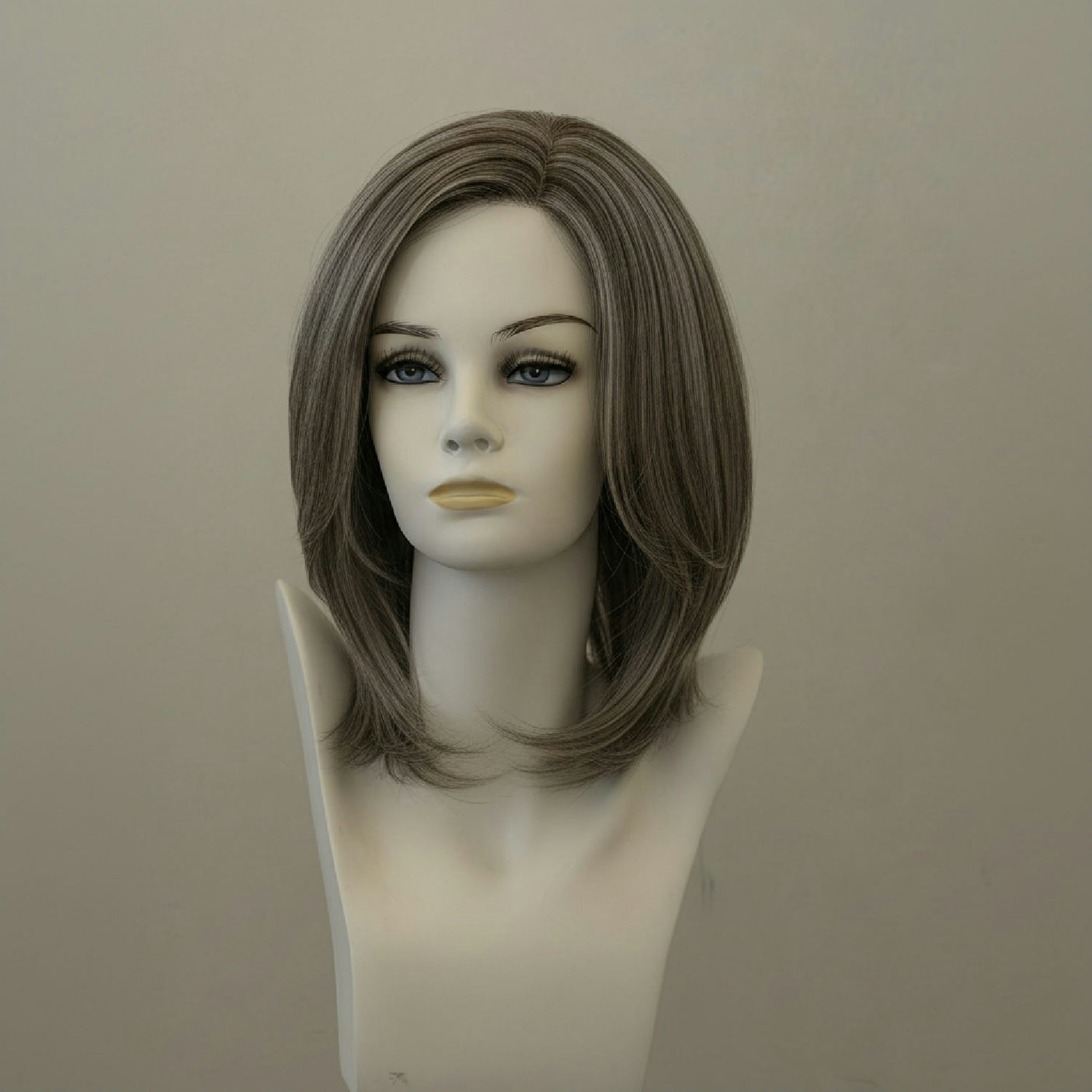 Glattes, schulterlanges Haar, Farbe Goldbraun, mit Spitze