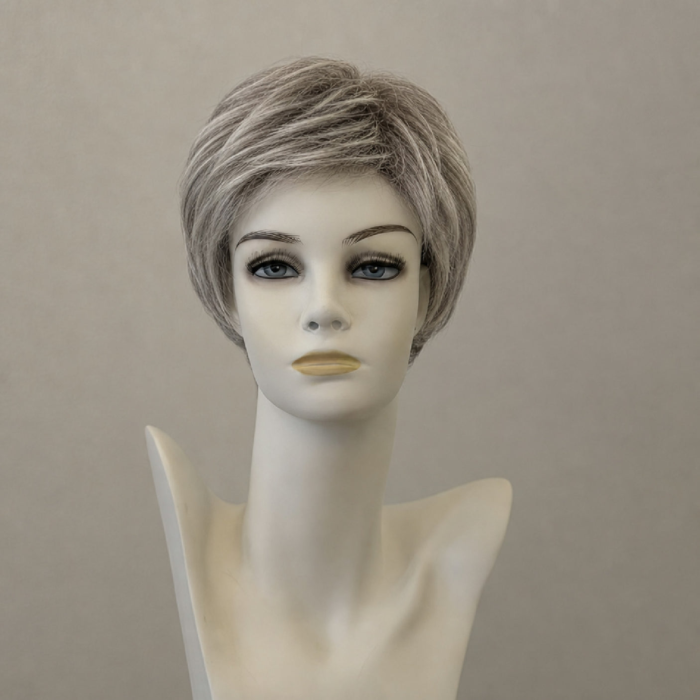 Kurze schulterlange Perücke Salt&Pepper grau mit blonden Highlights und Ombre-Effekt, natürlich fallend