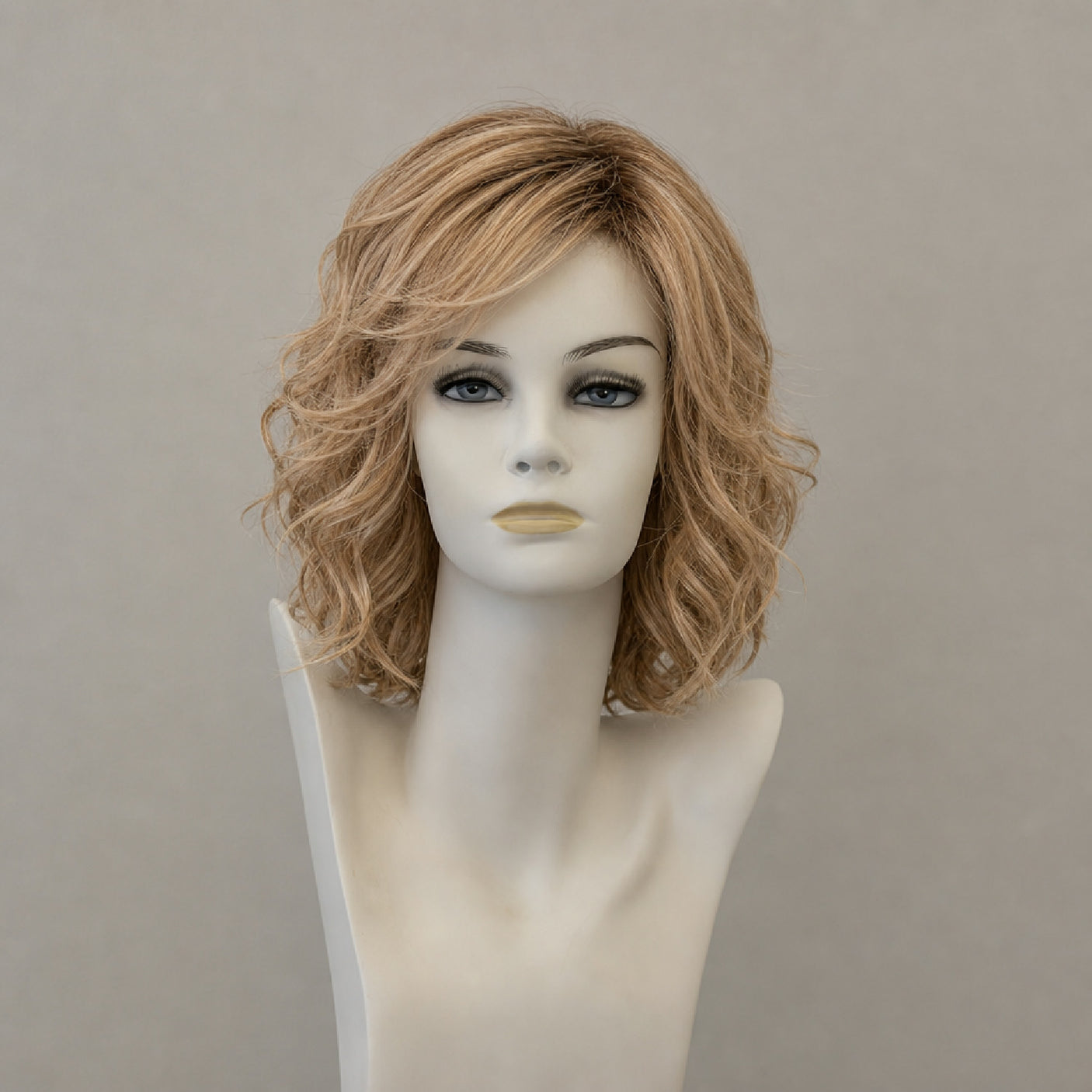 Kurze blonde Perücke mit Beach Waves und Wurzelansatz, lightbernstein