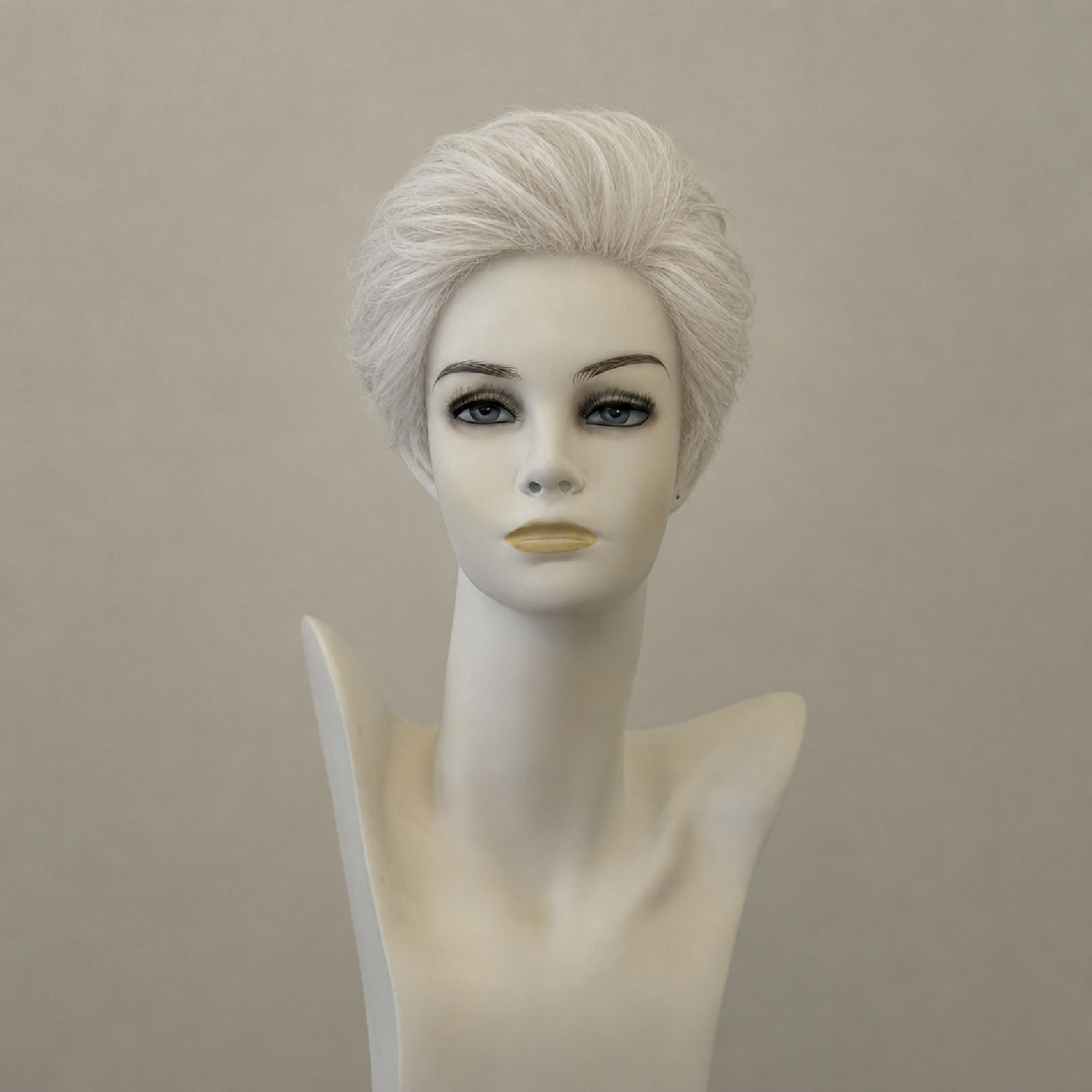 Lange, blonde Perücke im Monofilament Lace-Front Stil