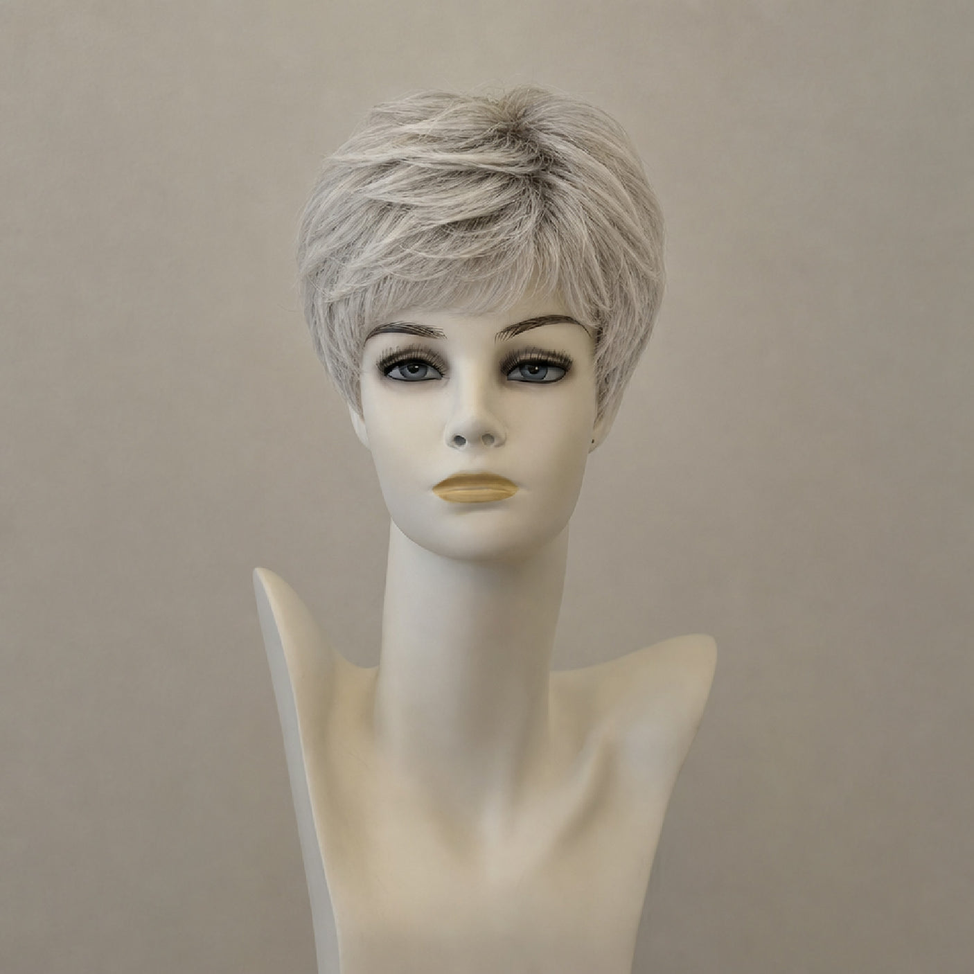 Perücke Carol Mono Lace Large, mittelblond mit grauen Spitzen.