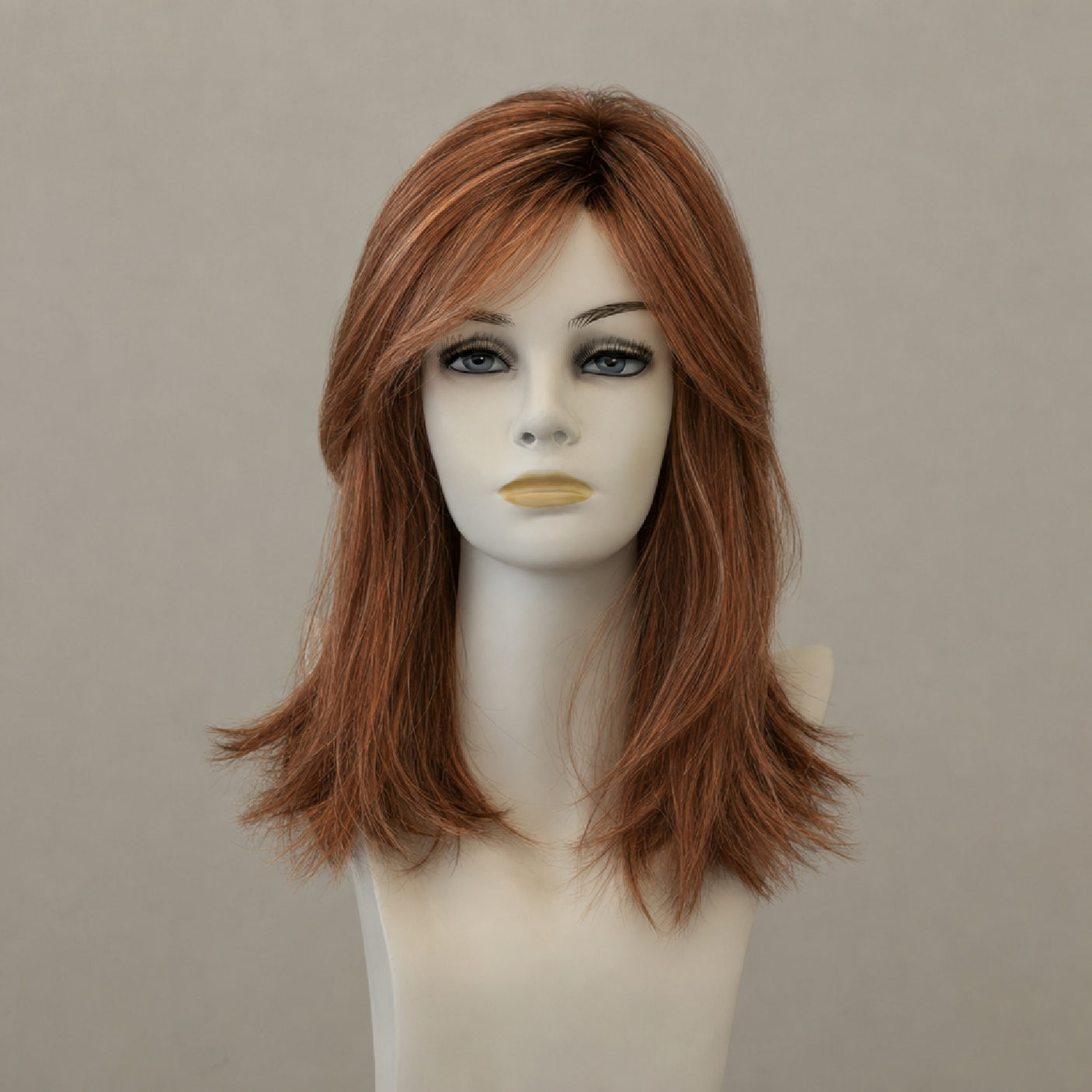 Kurze Perücke Carrie Cinnamon Rooted mit seitlichem Scheitel