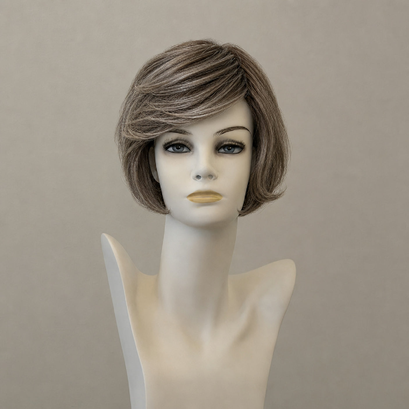 Lange, gestufte Perücke mit Grauanteil – Catwalk Deluxe