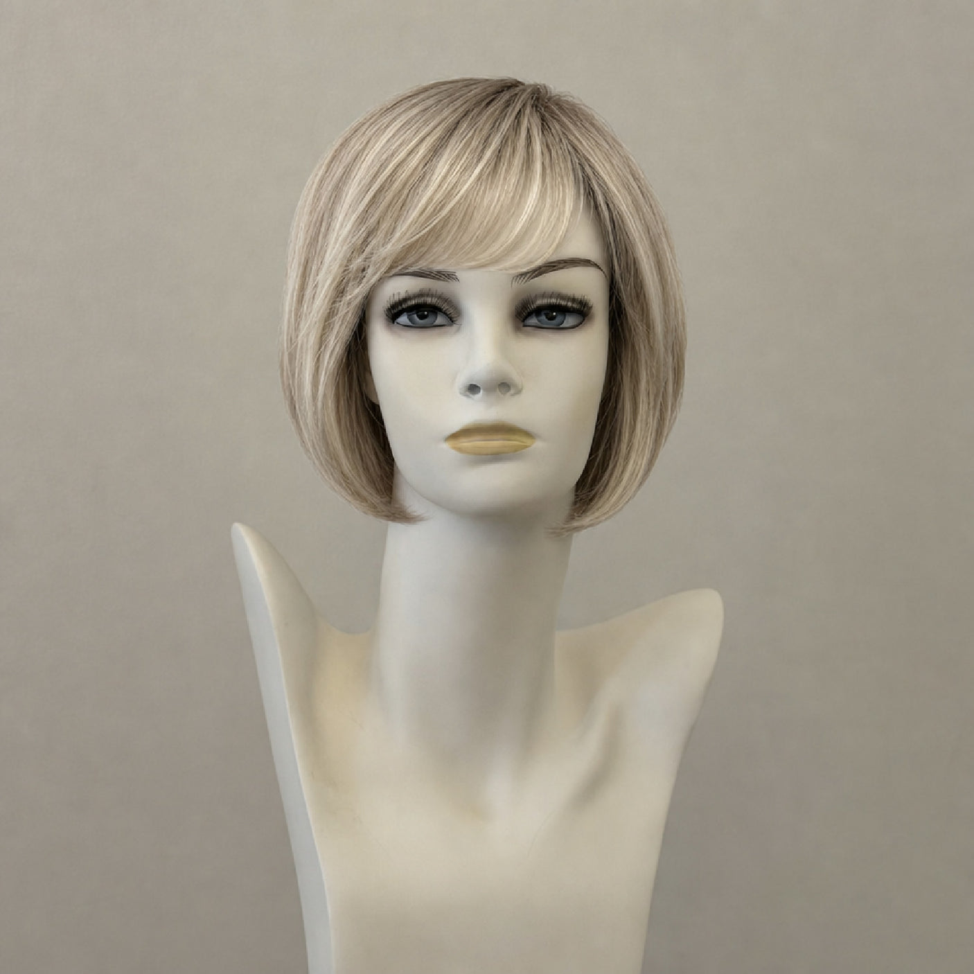 Lange, wellige Perücke in aschbraun mitümlangen Strähnen, Lacefront