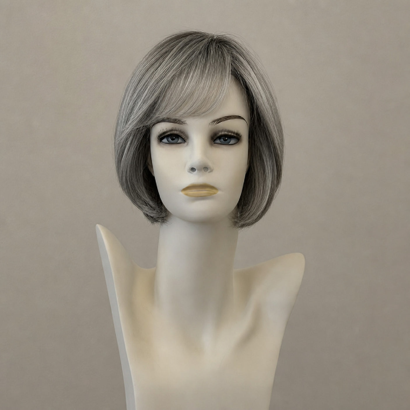 Lange, graue Perücke im Catwalk-Stil mit Monofilament und Lacefront.