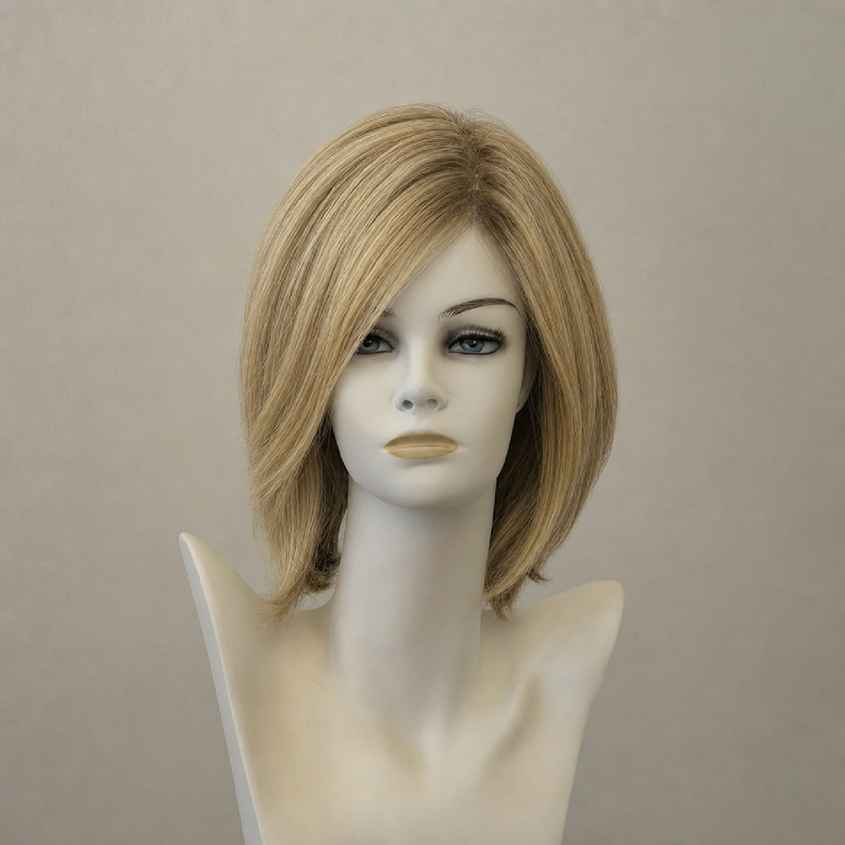 Kurze blonde Perücke mit leichtem Wellenschwung und dezenter Balayage