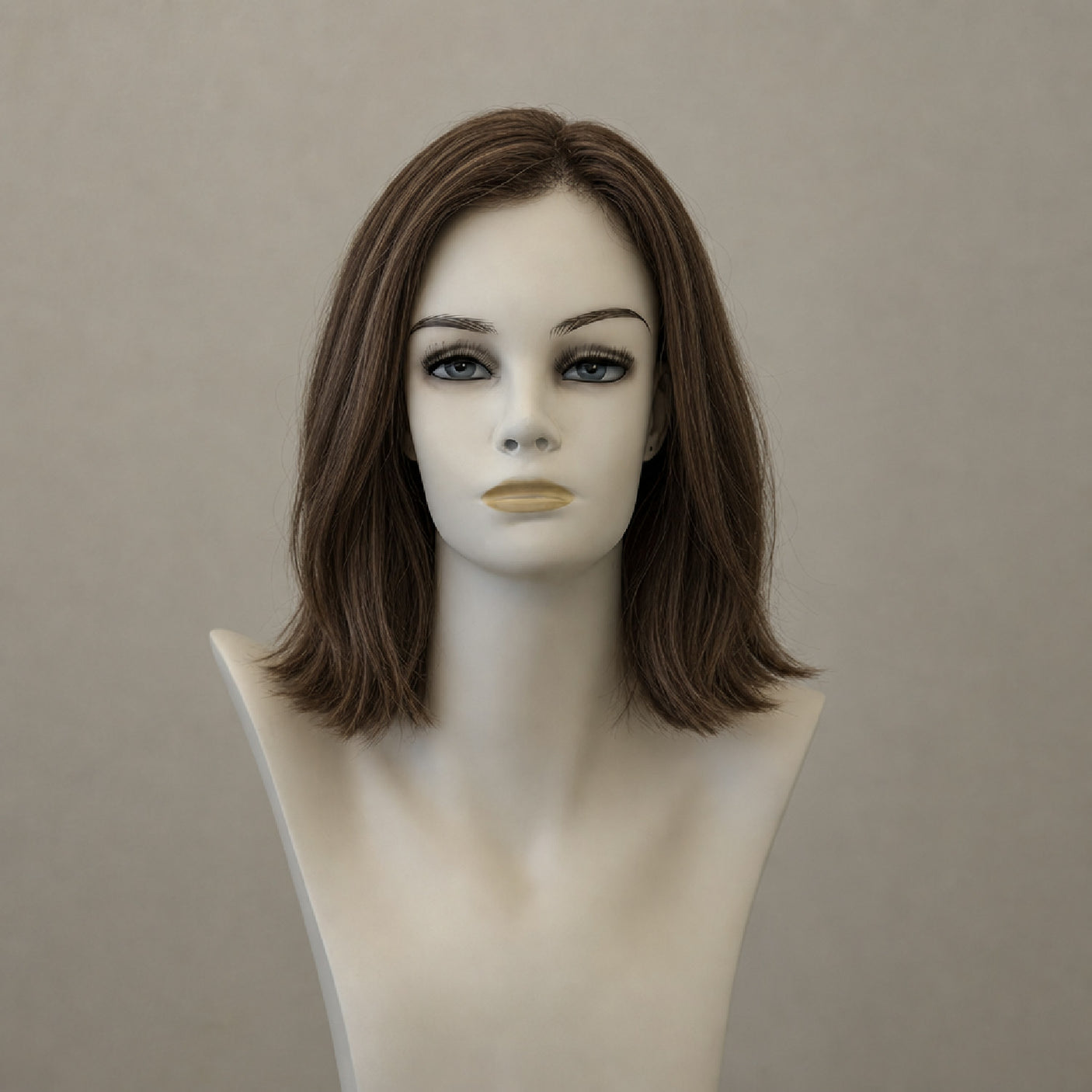 Lange Mocca-Perücke mit glattem Haar und elegantem Fall