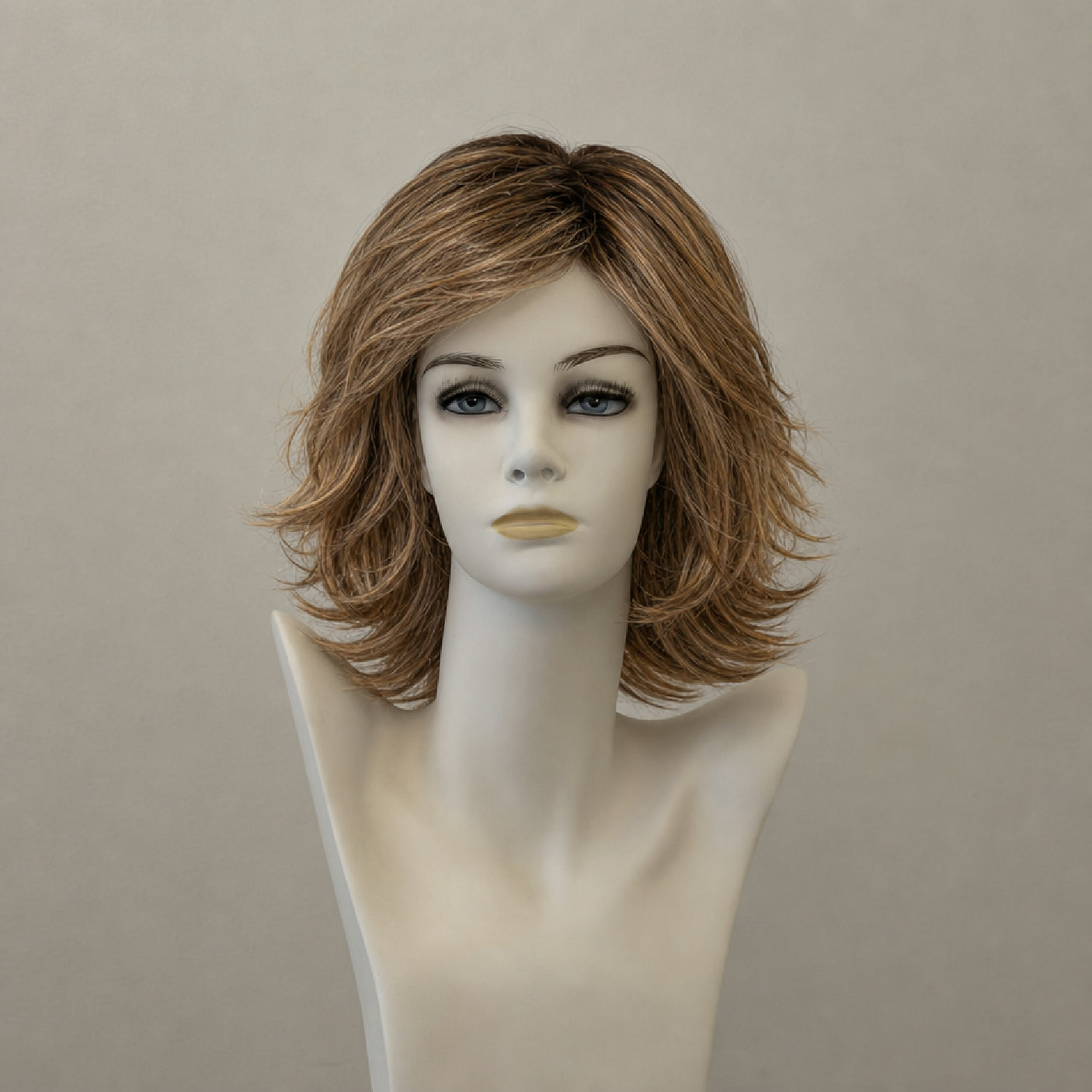 Schulterlange, braune Perücke im Bob-Stil mit Highlights