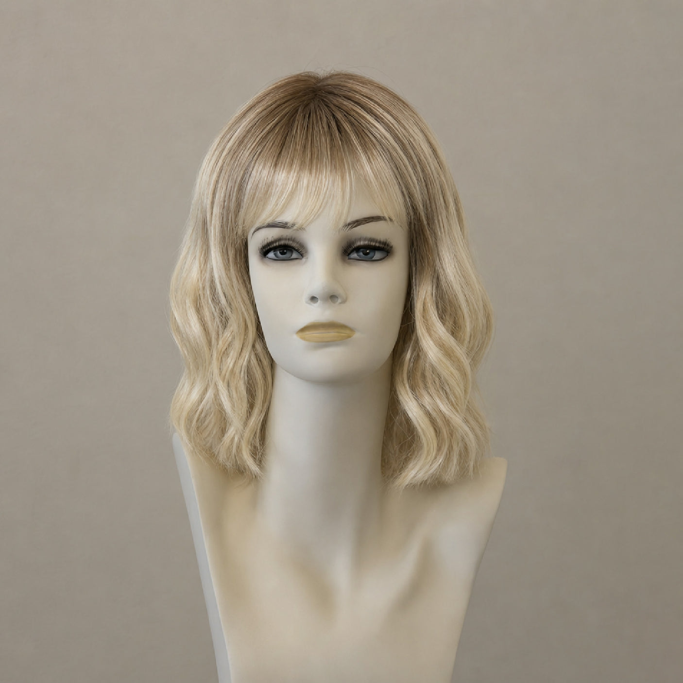 Kurze, schulterlange blonde Perücke mit Wurzelansatz in Champagner-Farbe