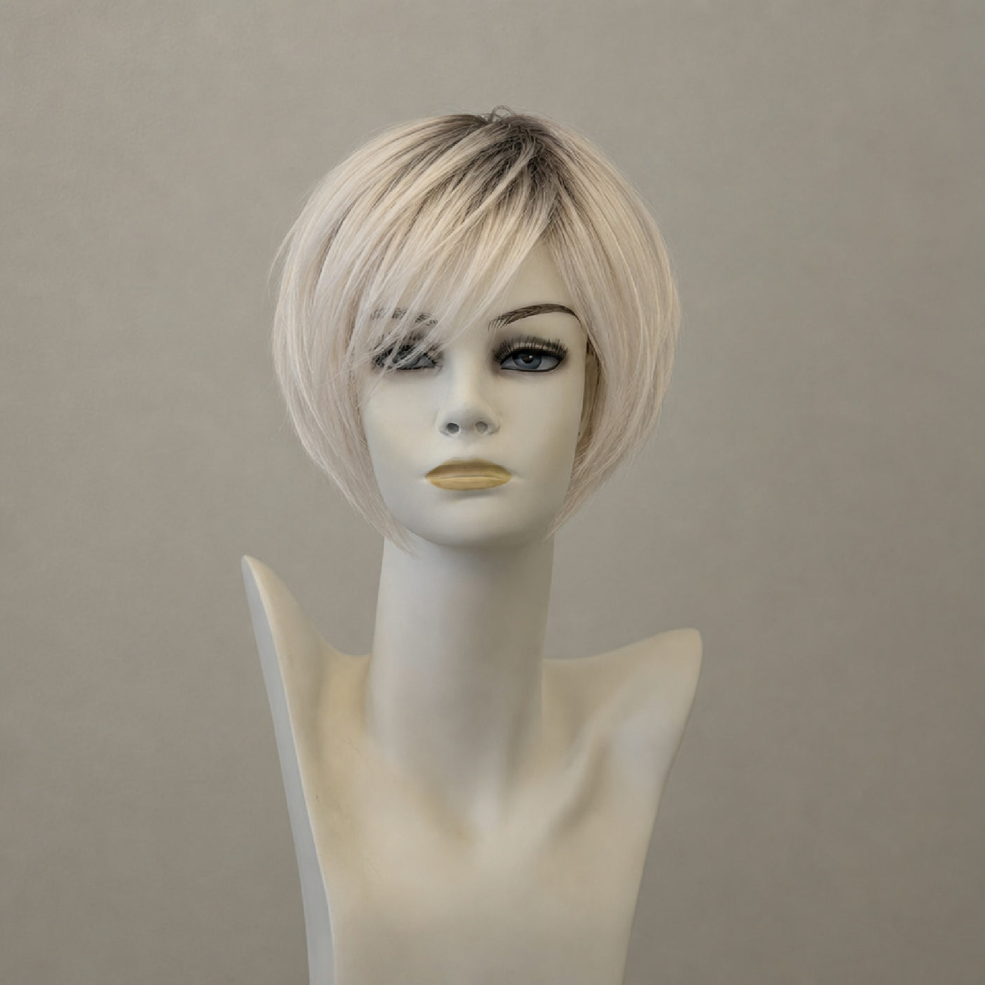 Platinblonde Perücke, Page Hair 2, mit dunklen Wurzeln, schulterlang