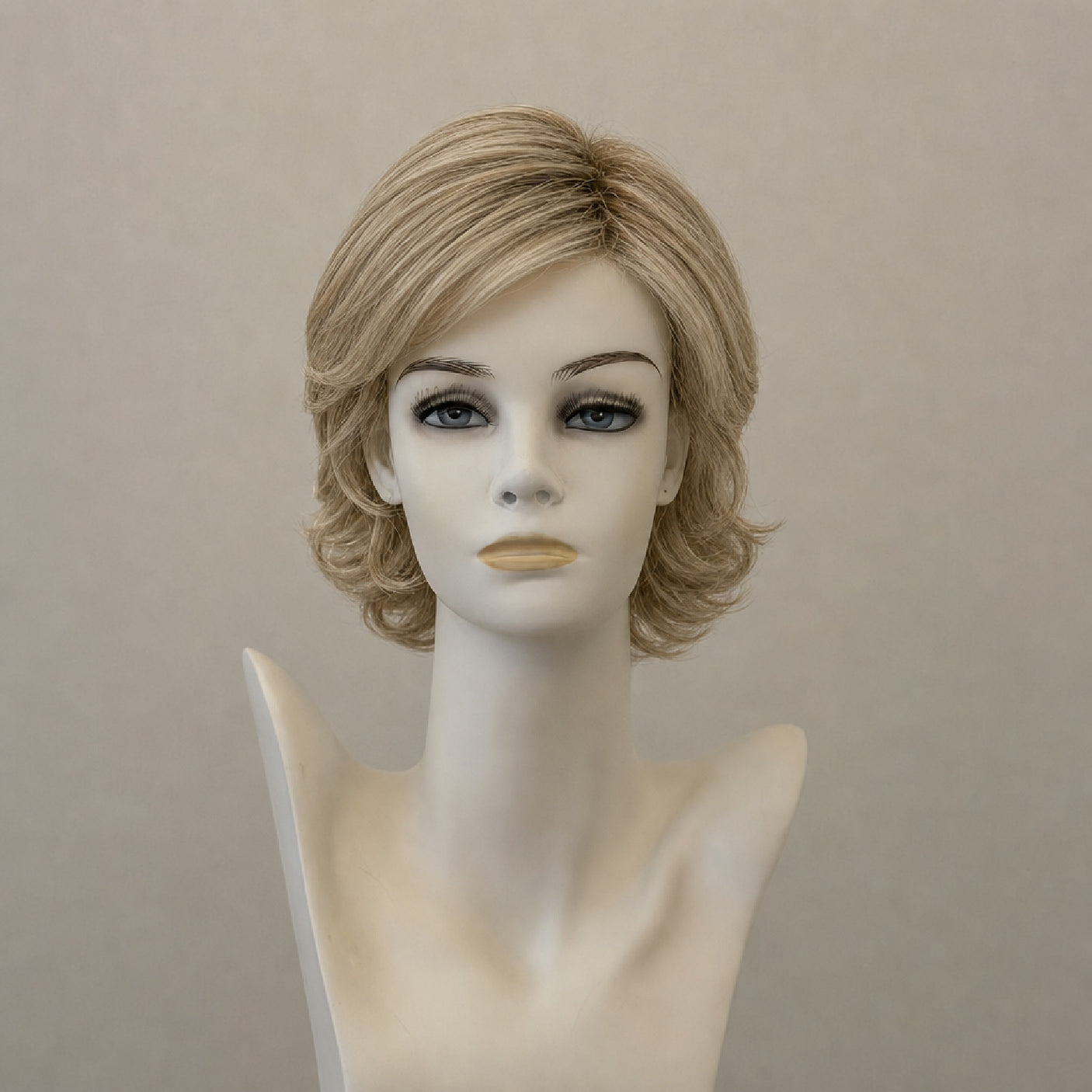 Kurze blonde Perücke mit Ansatz in Vanilla-Mix-Root