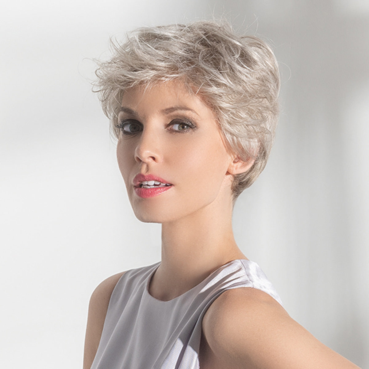 Posh Perücke: Mittellang, Pearl Mix, wellig