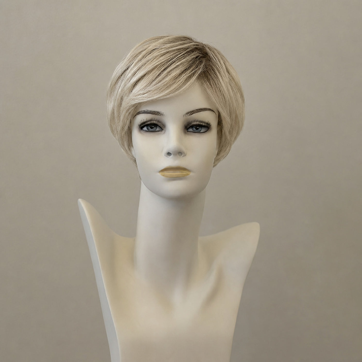Kurzhaar-Perücke 22/15: Chic und modern in dunklem Braun mit Highlights