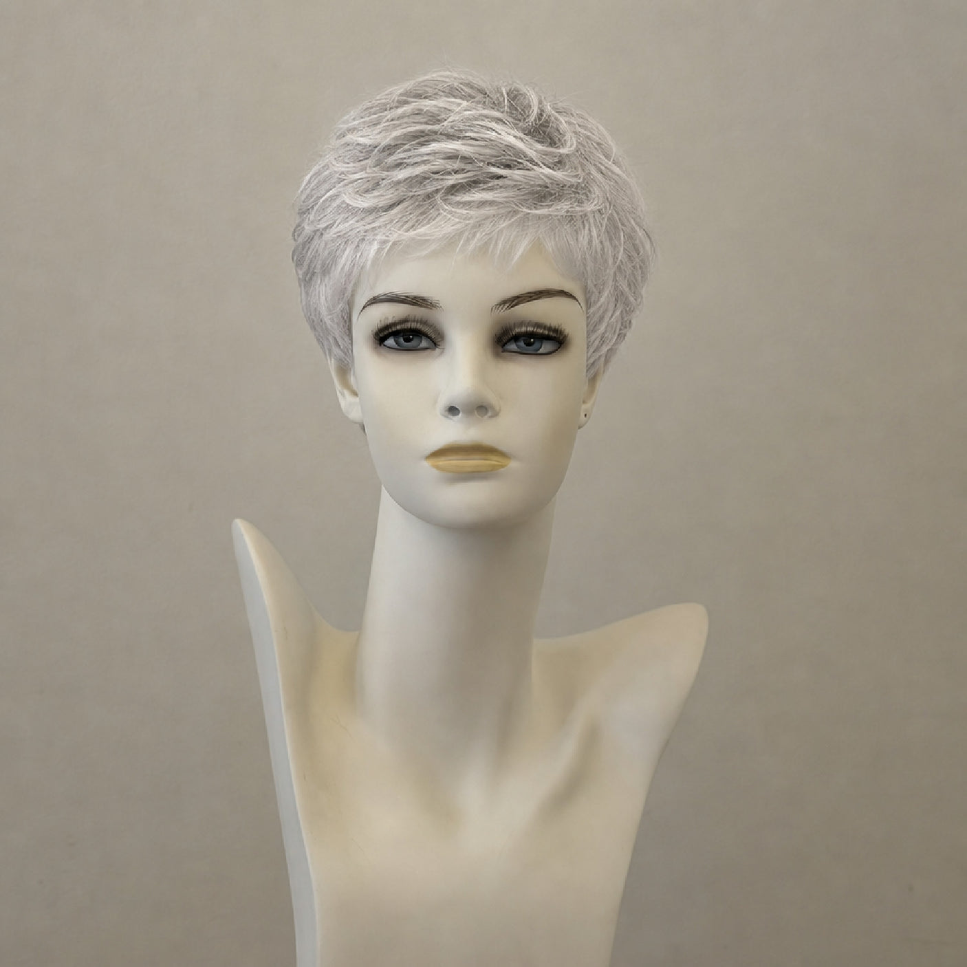 Kurzhaarperücke in platinblond mit Strähnen