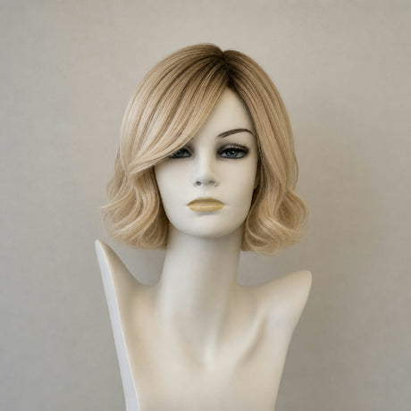 Lange Blonde Lace Part Perücke in Sparkling Champagne.