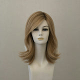 Dunkelblondes, mittellanges Lace-Front-Perückenmodell Alesia mit Wurzelung