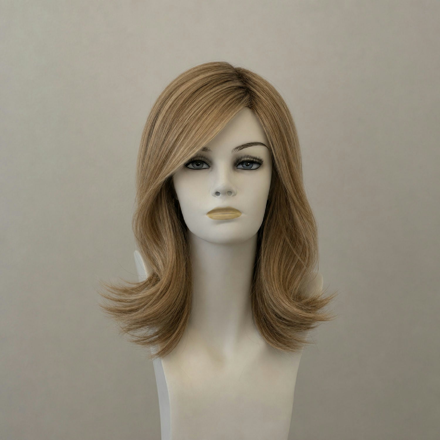 Dunkelblondes, mittellanges Lace-Front-Perückenmodell Alesia mit Wurzelung