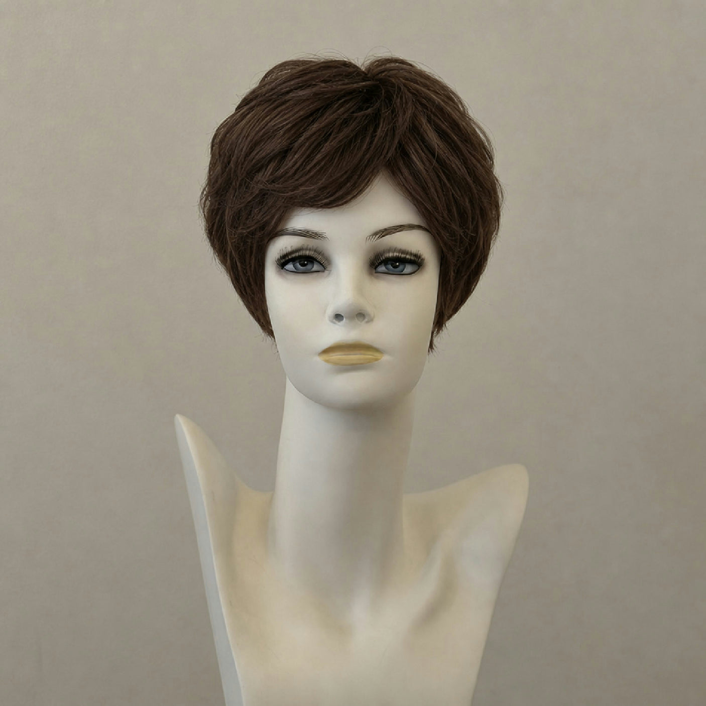 Kurze, wellige Perücke in einem kastanienbraunen Farbton mit natürlichen Highlights, Lace Front