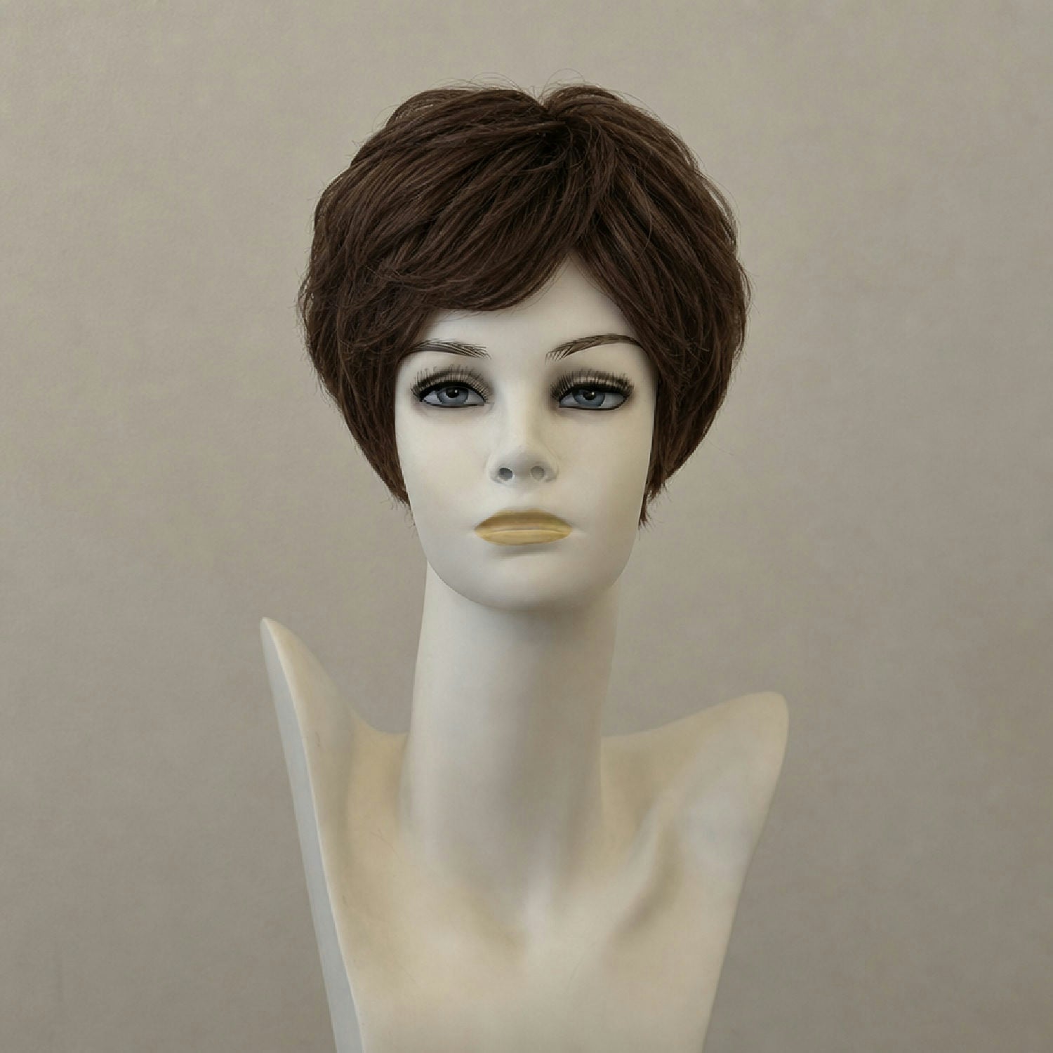 Kurze, wellige Perücke in einem kastanienbraunen Farbton mit natürlichen Highlights, Lace Front