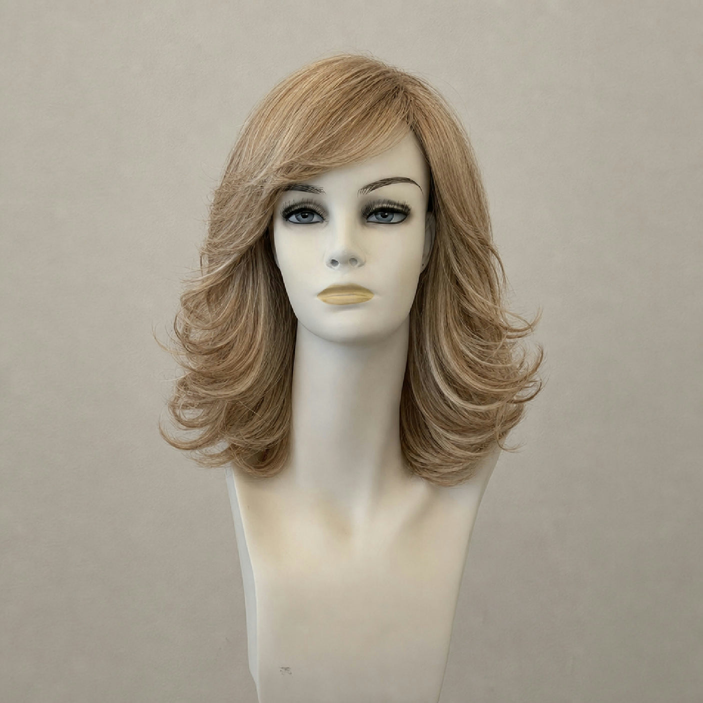 Aschblonde Perücke: Amelia Mono Lace, mittellang, mit Wurzelansatz