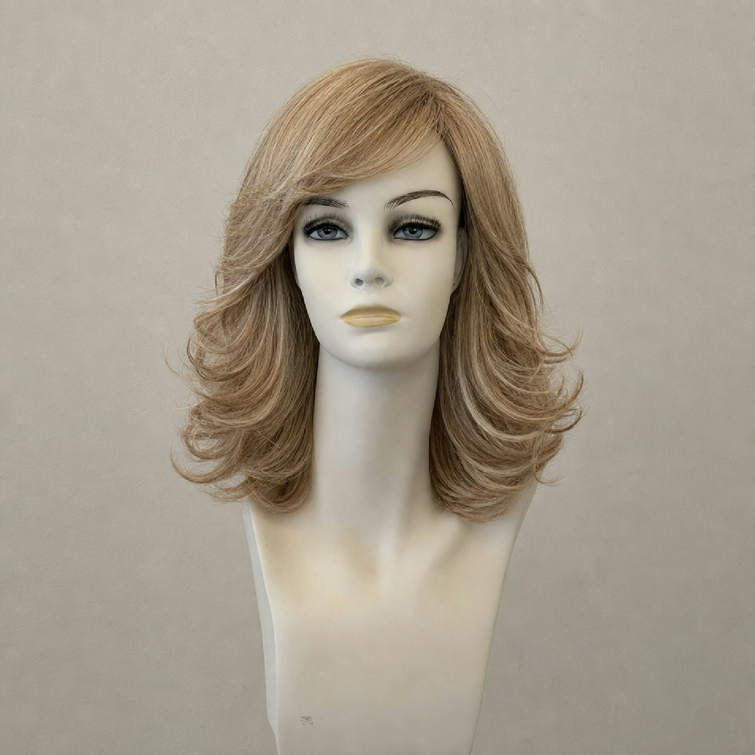 Aschblonde Perücke: Amelia Mono Lace, mittellang, mit Wurzelansatz