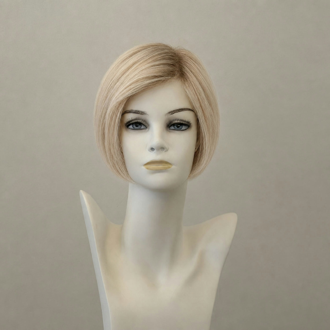 Kurze, glatte Perücke in lightpearl mix mit Pony
