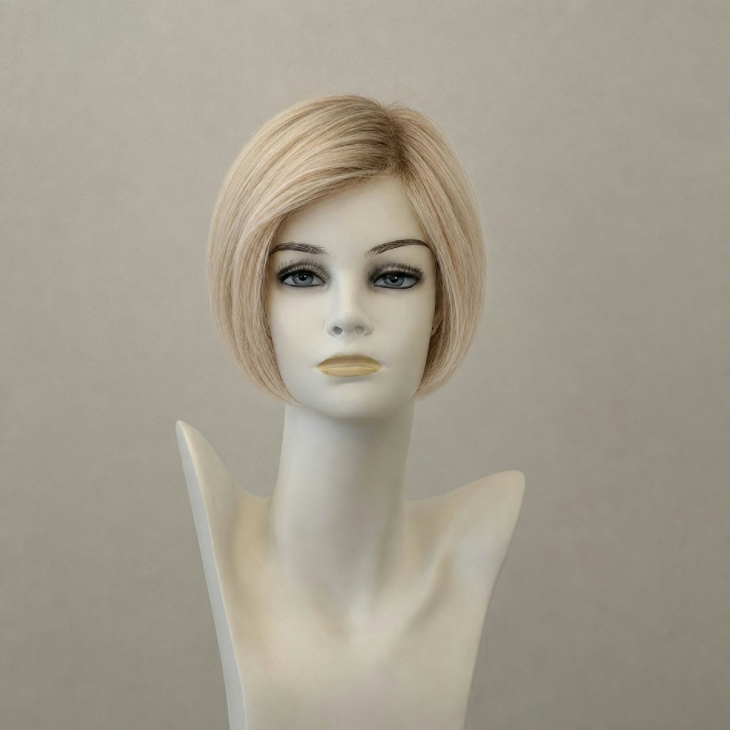 Kurze, glatte Perücke in lightpearl mix mit Pony