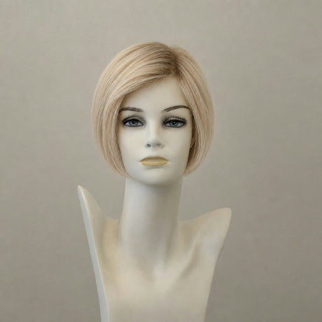 Kurze, glatte Perücke in lightpearl mix mit Pony