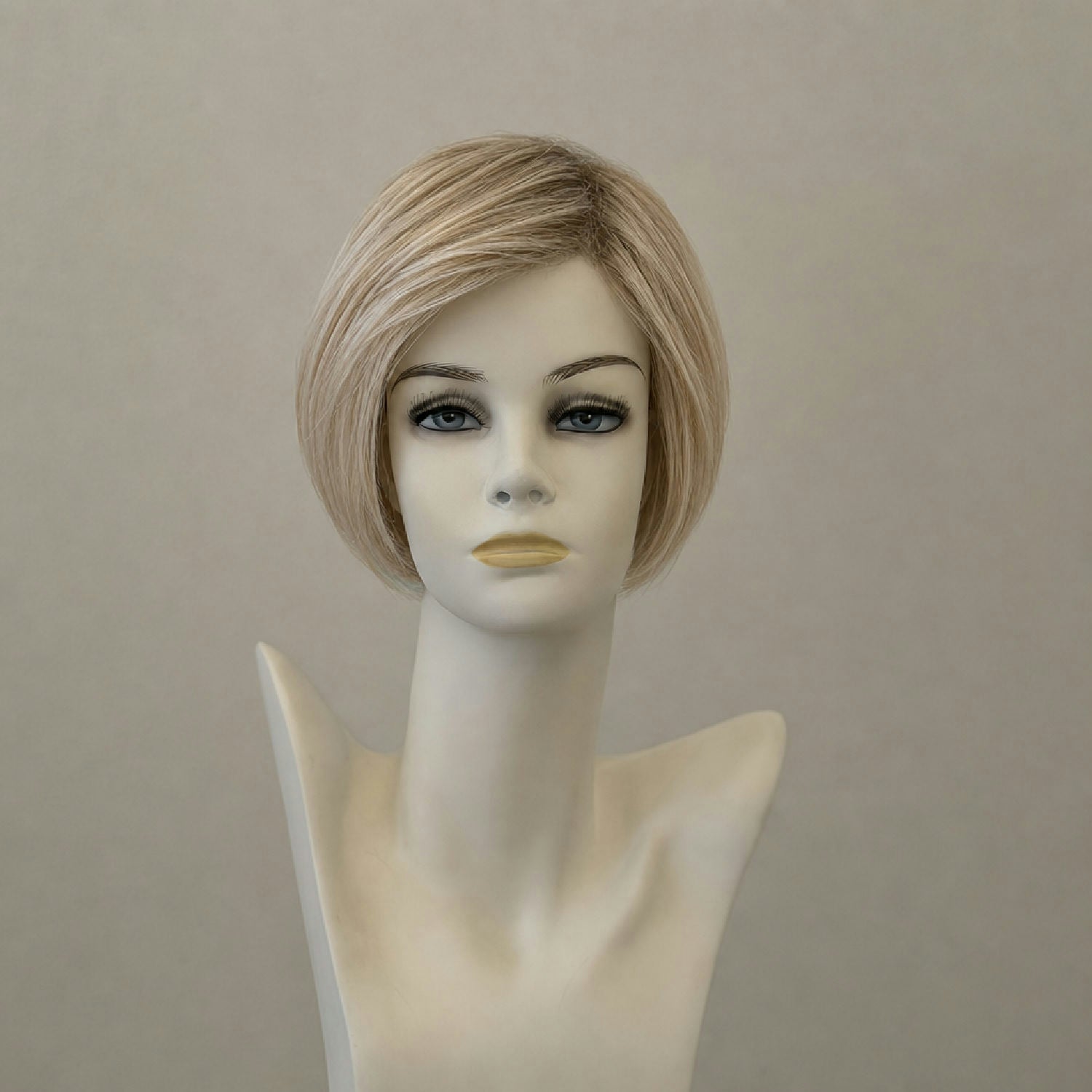 Amy Small Deluxe Perücke in sandblond mit Wurzelansatz