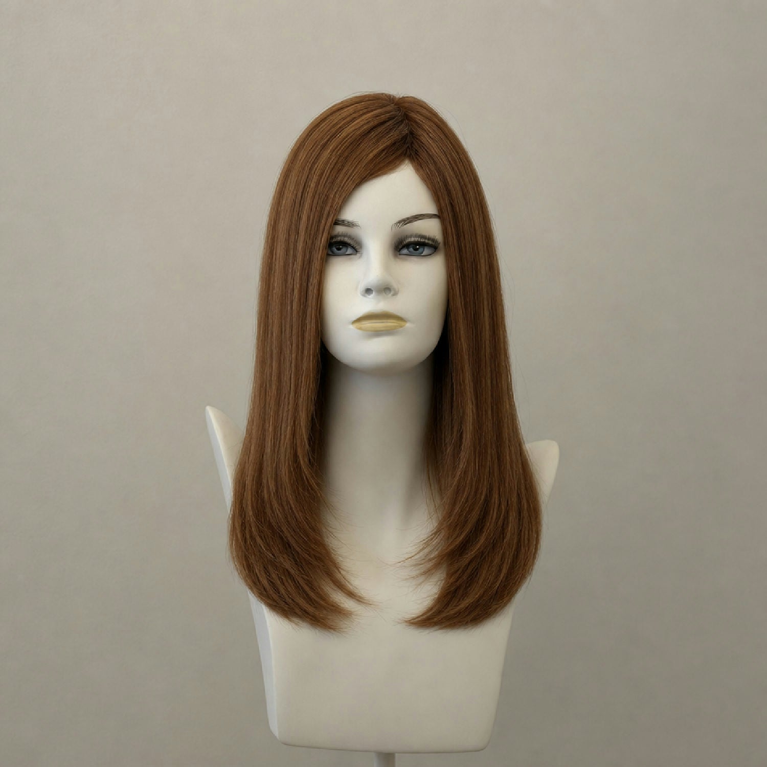Lange, kastanienbraune Perücke im Anastasia-Stil mit einem Mix aus dunklen Rottönen
