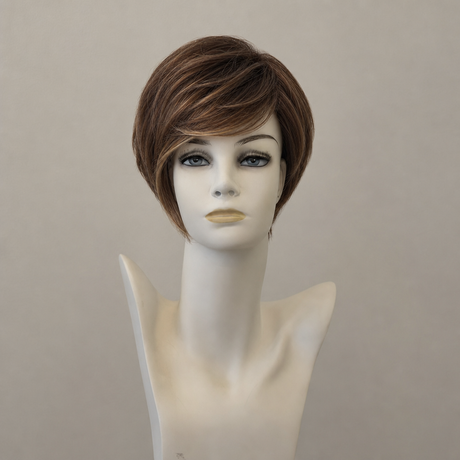 Glattes, schulterlanges Haar, braune Highlights