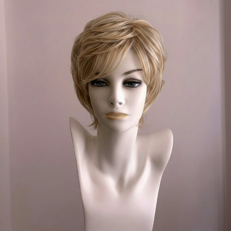 Nordischer Aschblond-Bob, schulterlang, Ombré-Effekt, natürlich