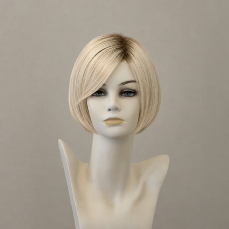 Lange, wellige Perücke Champagne-Root mit Seitenscheitel, hellbraun und platinblond.
