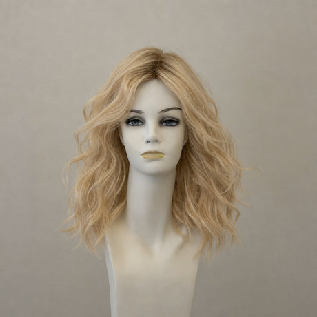 Lange, wellige Perücke in Caramel mit Highlights