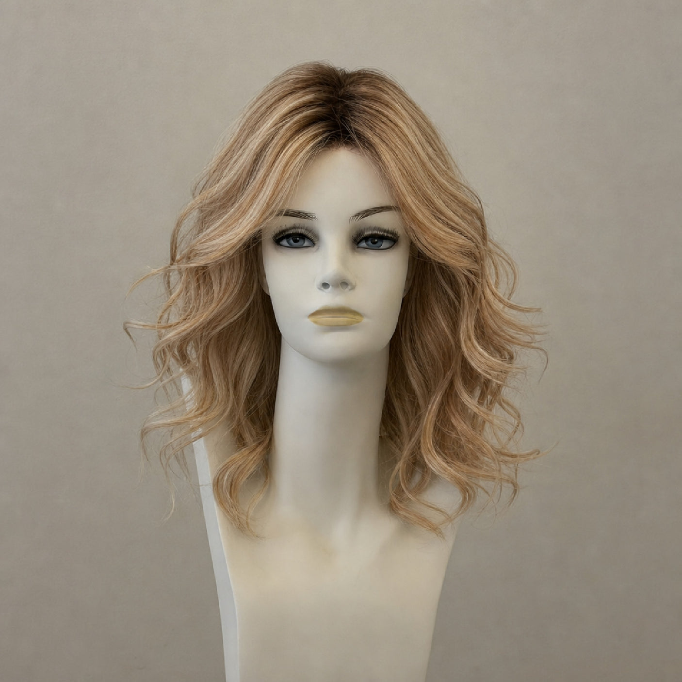 Dunkelblonde Perücke mit helleren Wurzeln, mittellang, seitlicher Scheitel