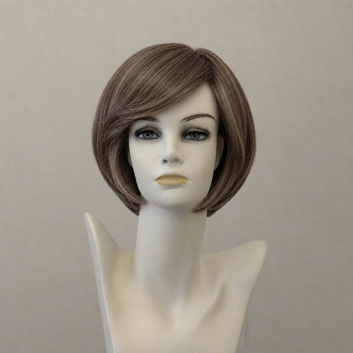 Kurze, braune Perücke mit hellen Strähnen im Schulterbereich im Lace-Front-Stil
