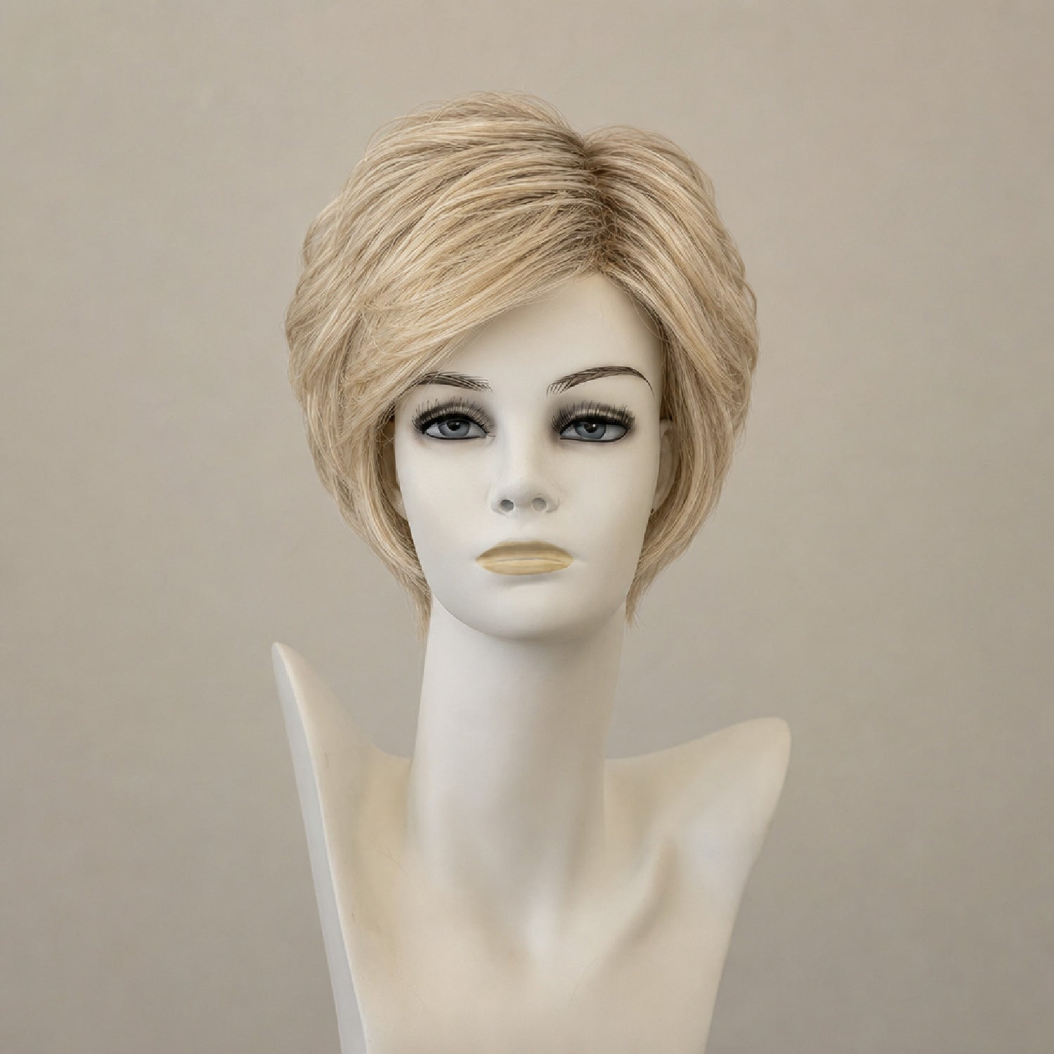 Ashley Mono Lace Perücke: Mittellange, wellige braune Perücke mit Spitze.